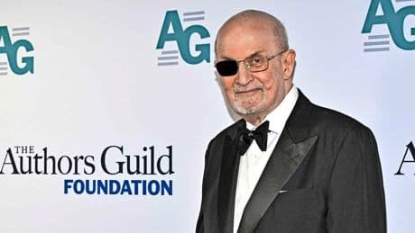 Man die Salman Rushdie neerstak krijgt 25 jaar cel