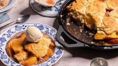 Pfirsich-Cobbler: Sich beim Cobbler um das letzte Stück kabbeln