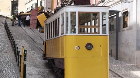 Los técnicos determinan que cedió el cable subterráneo entre los vagones del funicular accidentado en Lisboa