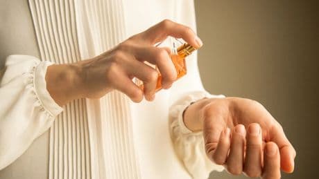 Ni frotar las muñecas ni ponerlo tras una ducha: el secreto de una dermatóloga para que el perfume dure más en verano