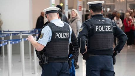 Flughafen Düsseldorf: Polizei nimmt sechs gesuchte Männer fest