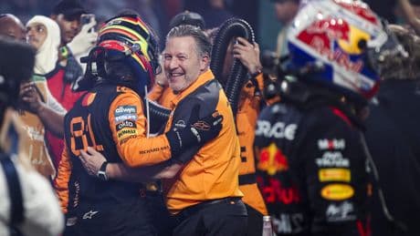 McLaren-baas Zak Brown draagt oranje en racete al tegen Jos Verstappen: ’En samenwerken met Max? Wie weet, ooit’