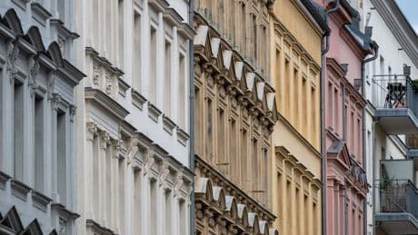Wohnen: Mehr als die Hälfte des Lohns für die Miete
