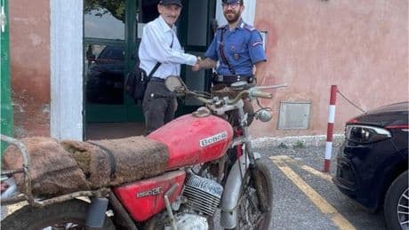 Venezia, i carabinieri restituiscono al proprietario una vecchia Benelli 2C: ne aveva denunciato il furto 36 anni fa