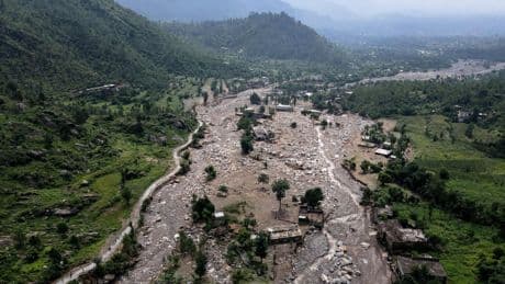 Extreme regenval teistert Pakistan: noorden loopt onder door modder, water en verdriet