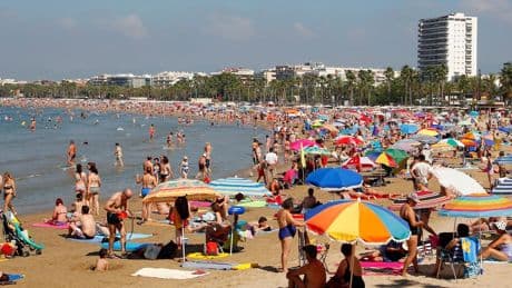 Salvan a una bebé de 16 días que se abrasaba bajo el sol mientras sus padres disfrutaban de la playa
