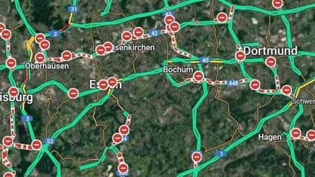 Google Maps, caos in Germania: segnalate (per errore) centinaia di strade chiuse del Paese. Automobilisti nel panico