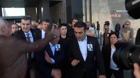 El líder del principal partido de la oposición turca, agredido en plena calle en Estambul