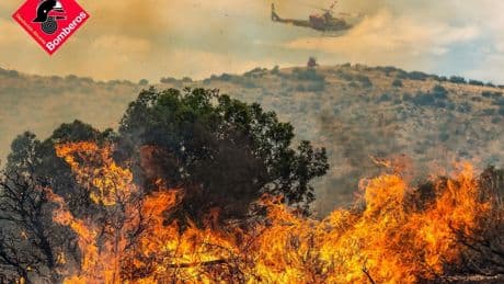 Un incendio aún sin controlar obliga a confinar a un pueblo entero en Toledo y a desalojar vecinos de una urbanización