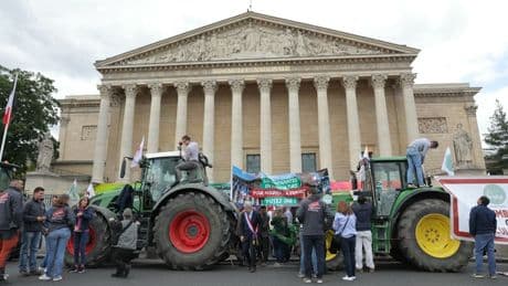 "Un 49.3 déguisé": pourquoi la droite et les macronistes ont rejeté leur propre texte sur l'agriculture