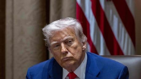 Trump estudia dar dinero y un billete de avión a migrantes indocumentados para que abandonen EEUU