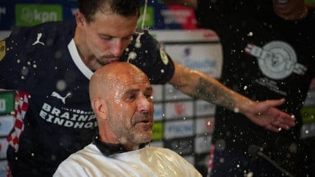 PSV-spelers overvallen trainer Peter Bosz tijdens persconferentie met enorme bierdouche