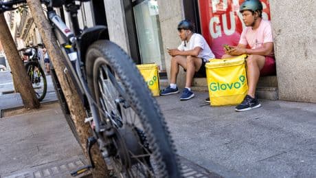La Seguridad Social reclama a Glovo 450 millones por cuotas y multas a su modelo de repartidores autónomos