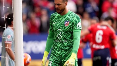 Oblak sube un peldaño en la historia del Atlético y tendrá que pelear su Zamora hasta el final