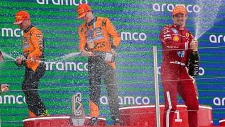 Verstappen pierde los papeles y Alonso suma al fin en Montmeló