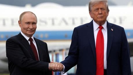 «Écœurant», «tapis rouge», «déférence» : aux États-Unis et en Ukraine, la presse accorde la victoire à Vladimir Poutine après son sommet avec Donald Trump