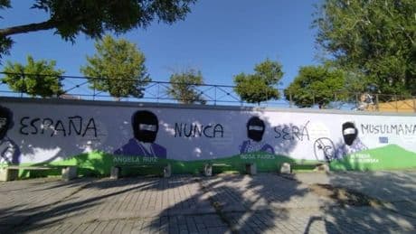 Vandalizan un mural en León tapando a las mujeres con turbantes negros