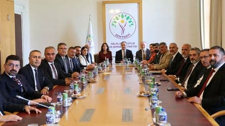 15 baronun başkanından DEM Parti'ye 'süreç' ziyareti... Tuncer Bakırhan: 'Bahçeli'nin çıkışı, Öcalan'ın dünyada ezber bozan çağrısı bizi çok umutlandırdı'