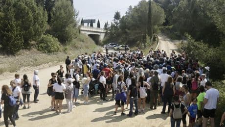 Unas 200 personas se manifiestan contra los futuros accesos de la C-32 en Canet de Mar