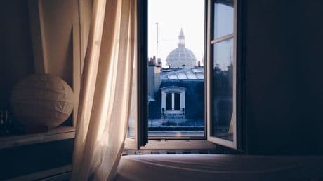 Im Sommer: Warum Sie Ihr Schlafzimmerfenster nachts nicht öffnen sollten