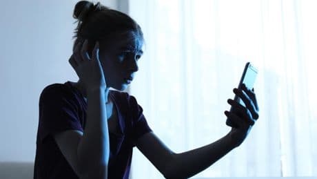 Au Royaume-Uni, un site accusé d’encourager le suicide des jeunes