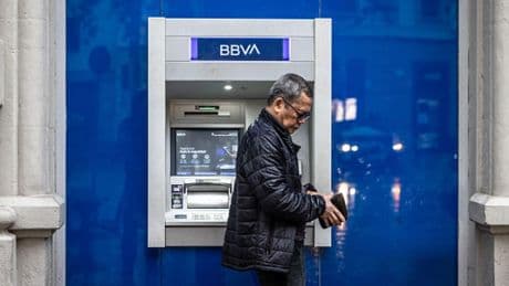 Dal Governo spagnolo ok a Bbva-Sabadell, ma per 3 anni niente fusione