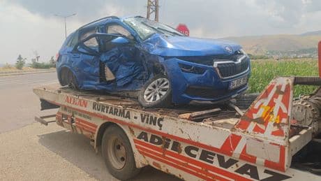 Otomobil ile hafif ticari araç çarpıştı: 2 kişi öldü, 1 kişi yaralandı