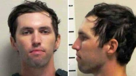 Tyler Robinson, il killer di Charlie Kirk si costituisce: lo ha convinto il padre. Sulle pallottole ?Bella ciao?. Trump: «Pena di morte»