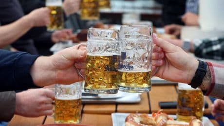 Bayern will „begleitetes Trinken“ für Jugendliche verbieten