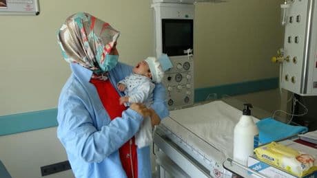 Boynunda dev tümörle doğan bebek hayata tutundu!