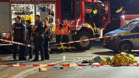 Auto erfasste ihren E-Scooter - Hunderte Lichter leuchten für totgeraste Zwillinge