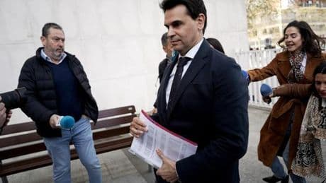 Las acusaciones en el caso de la pareja de Ayuso piden imputar a su socio de Quirón y su esposa por la presunta comisión encubierta