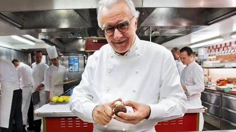 Gli chef francesi al governo: "La gastronomia è in pericolo. Servono aiuti e meno tasse"
