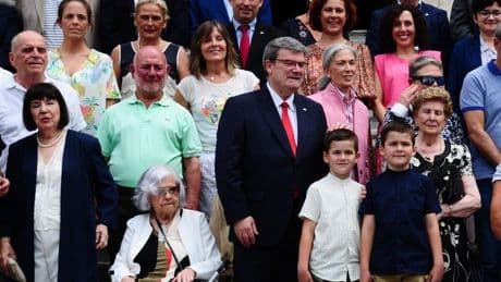 Los 'Bilbao Bilbao' se reúnen en el Ayuntamiento para celebrar el aniversario de la villa