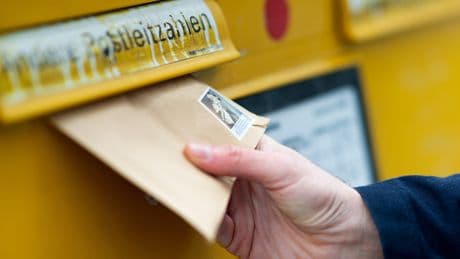 Kaum zu sehen: Das steckt hinter dem roten Punkt auf manchen Briefkästen