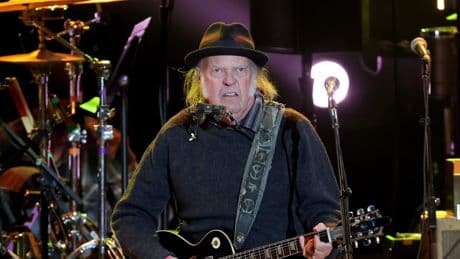 Neil Young (79) breekt met Facebook na onthulling ongepast gedrag chatbots: ’Sensueel geflirt met kinderen’