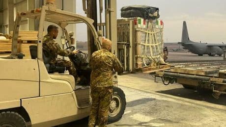 Gaza, nove aviolanci italiani hanno sganciato 100 tonnellate di aiuti umanitari. Crosetto: «Occorre fare di più»