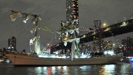 Zeilschip Mexicaanse marine botst tegen Brooklyn Bridge in New York: 2 doden