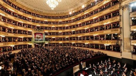 Maschera urla "Palestina libera" alla Scala (dopo l'ingresso di Meloni): licenziata. Scoppia la polemica