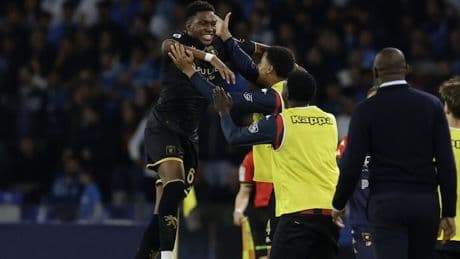 <p>Napoli shock: il Genoa pareggia e gela il Maradona! Brivido Scudetto</p>