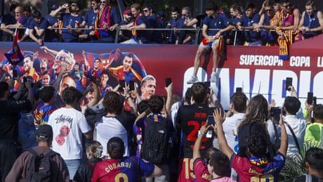 Miles de aficionados acompañan al Barça en la rúa de campeones