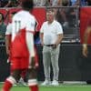 Ron Jans stoort zich aan vragen over spits Noah Ohio: ‘Ik heb hier nu helemaal geen zin in’