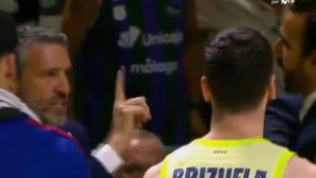 El tenso pique Navarro-Sada al final del Unicaja-Barça