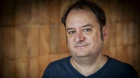 Francesc Miralles, experto en desarrollo personal: “Si fuiste un niño sobreprotegido, con mensajes como “cuidado que te vas a caer”, tus padres no fomentaron tu resiliencia, haciéndote sentir que el mundo es un lugar peligroso”