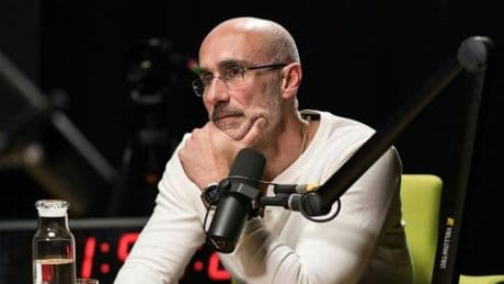Arthur Brooks, experto en felicidad: “El secreto para tener una relación realmente feliz no está en hacer, sino en ser, y esto es algo que los hombres suelen malinterpretar”