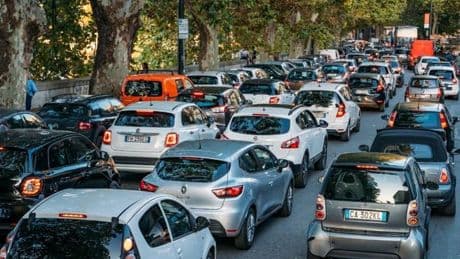Le auto in Italia sono sempre più vecchie: l’età media supera i 12 anni