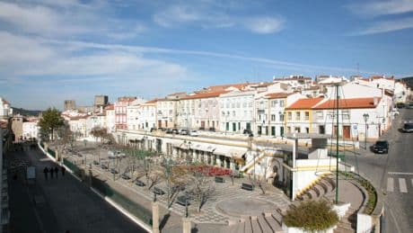 El pueblo de Portugal a los pies de un sierra y cerca de España que esconde una catedral