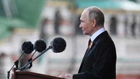 Während die Russen weiter bomben: Jetzt hält Putin