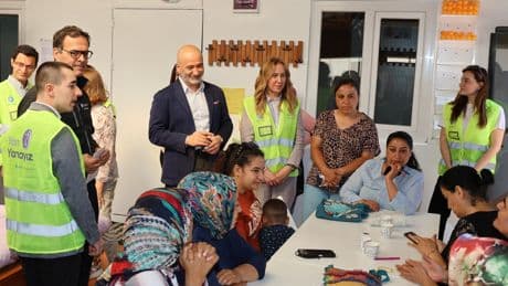 Depremzedeye sigortacı eli uzandı