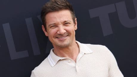 Jeremy Renner (54) geplaagd door chronische pijn na ongeluk: „Mijn mond is een totale chaos”